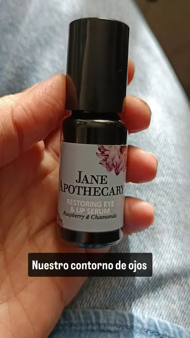 Restoring Eye & Lip Sérum está  formulado con activos vegetales como el aceite de frambuesa y uva para iluminar y potenciar la síntesis de colágeno y elastina.
.
#chicasjane #greenbeauty #pielsana #sensitiveskin #pielsensible