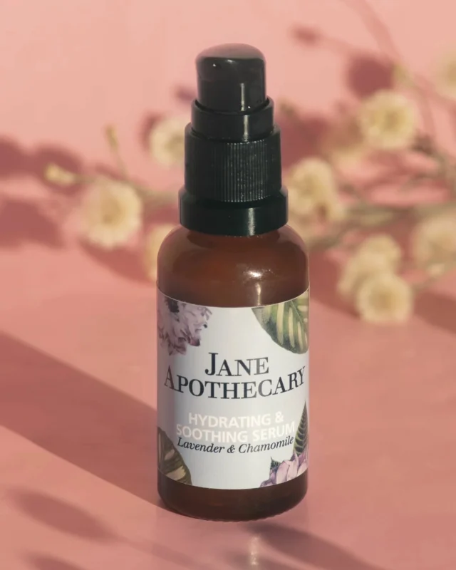 Puedes utilizarlo cada día o volver a él cuando estás pasando una etapa en la que tu piel está alterada y necesita calma.
.
Siempre hace bien. Con extractos antiinflamatorios y calmantes y un aroma relajante con lavanda y pomelo.
.
#chicasjane